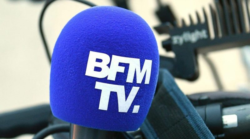 Micro bleu de BFMTV utilisé lors d'un reportage, illustrant la polémique autour d'une vidéo contenant des propos racistes diffusée sur les réseaux sociaux pendant les incendies en Gironde.