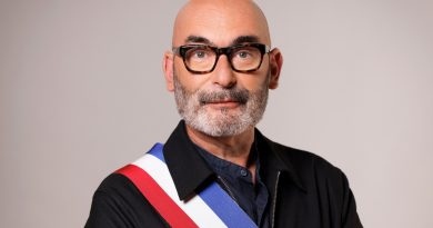 Philippe Bouyssou, maire d’Ivry-sur-Seine, portant son écharpe tricolore