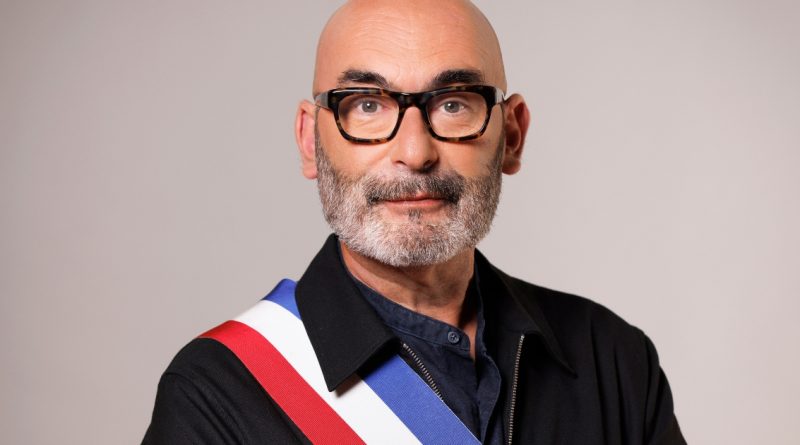 Philippe Bouyssou, maire d’Ivry-sur-Seine, portant son écharpe tricolore
