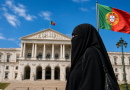 Femme portant un niqab noir devant un bâtiment officiel et des drapeaux portugais, illustration de l’interdiction du voile intégral et de la dissimulation du visage dans les espaces publics au Portugal.