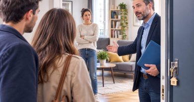 Illustration photoréaliste d'un propriétaire ou d'un agent immobilier faisant visiter un appartement loué à de potentiels acheteurs, tandis que le locataire, présent dans le logement, observe la scène. Cette image illustre les règles encadrant les visites d'un logement occupé pour une vente ou une relocation ainsi que les droits du locataire.
