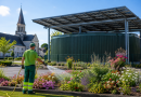 Jardinier municipal arrosant des massifs de fleurs avec de l’eau récupérée à Ballan-Miré, commune d’Indre-et-Loire touchée par les restrictions d’eau liées à la sécheresse.