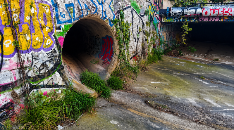 Tunnel du Verdanson à Montpellier couvert de graffitis, lieu où une jeune femme transgenre de 21 ans affirme avoir été victime d’une tentative de viol et d’une violente agression en août 2026.