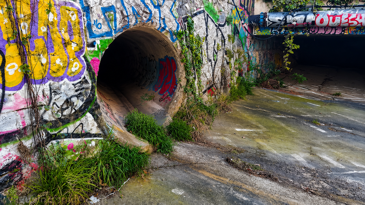 Tunnel du Verdanson à Montpellier couvert de graffitis, lieu où une jeune femme transgenre de 21 ans affirme avoir été victime d’une tentative de viol et d’une violente agression en août 2026.
