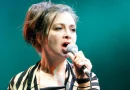 Catherine Ringer sur scène aux Eurockéennes de Belfort en 2007, micro à la main.