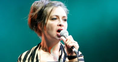 Catherine Ringer sur scène aux Eurockéennes de Belfort en 2007, micro à la main.