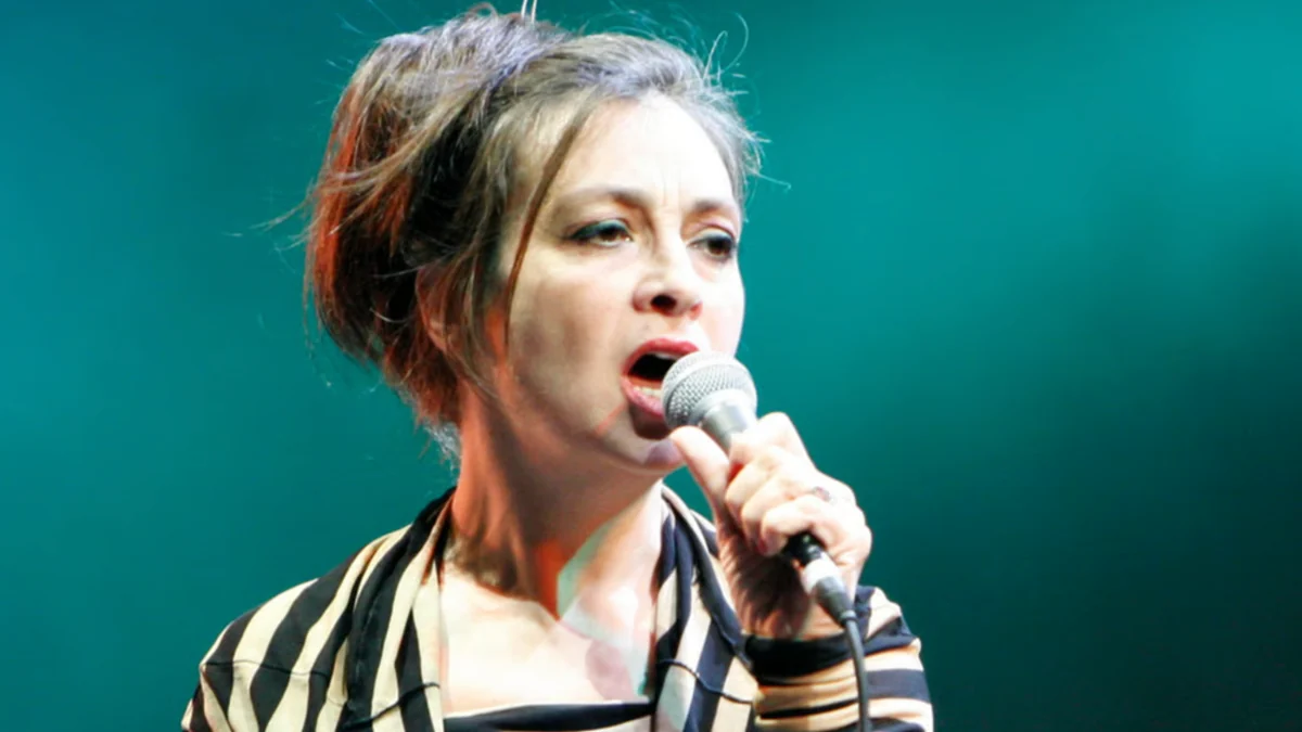 Catherine Ringer sur scène aux Eurockéennes de Belfort en 2007, micro à la main.