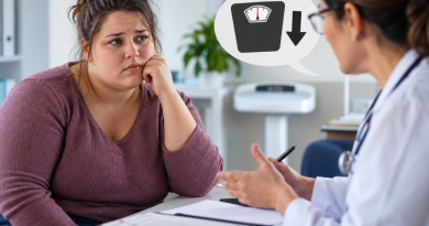 Illustration d’une patiente en surpoids face à une médecin pendant une consultation médicale, avec un symbole de balance et une flèche vers le bas évoquant la perte de poids, la grossophobie médicale, la stigmatisation liée au poids et la place parfois excessive accordée au poids dans la relation entre patient et soignant.
