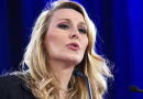 Femme blonde s’exprimant devant des micros lors d’une prise de parole publique, illustration d’un article sur Marion Maréchal, l’immigration et la pénurie de logements