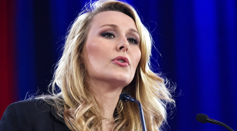Femme blonde s’exprimant devant des micros lors d’une prise de parole publique, illustration d’un article sur Marion Maréchal, l’immigration et la pénurie de logements