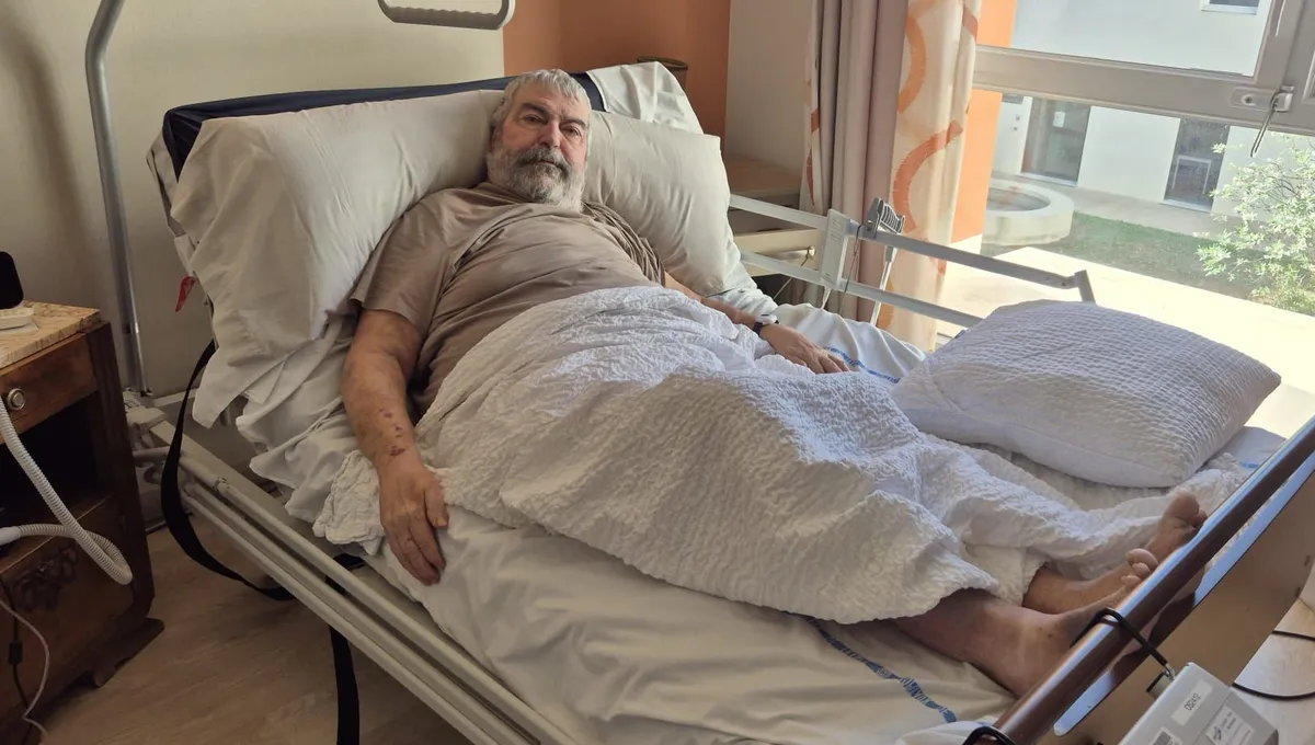 Jacques Sinot, 82 ans, alité dans son Ehpad de Montfavet dans le Vaucluse, doit utiliser une ambulance bariatrique pour ses déplacements médicaux en raison de sa perte d’autonomie et de son poids.