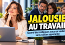 Illustration sur la jalousie au travail montrant une salariée souriante et confiante devant son ordinateur, observée par des collègues au regard envieux dans un open space, avec le titre “Jalousie au travail” et le sous-titre sur les collègues qui en veulent sans raison apparente.