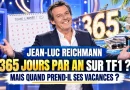 Jean-Luc Reichmann sur le plateau des 12 Coups de midi avec un calendrier 365 jours et un décor de vacances, illustrant la question de ses congés malgré sa présence quotidienne sur TF1.