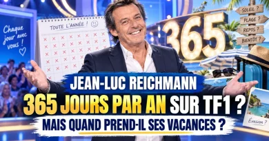 Jean-Luc Reichmann sur le plateau des 12 Coups de midi avec un calendrier 365 jours et un décor de vacances, illustrant la question de ses congés malgré sa présence quotidienne sur TF1.