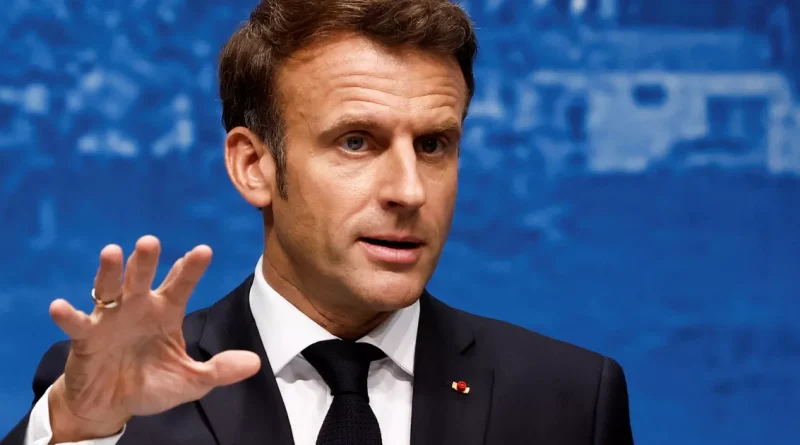 Homme en costume sombre prenant la parole devant un fond bleu, illustration d’un article sur le malaise signalé au GSPR et la protection du président de la République.