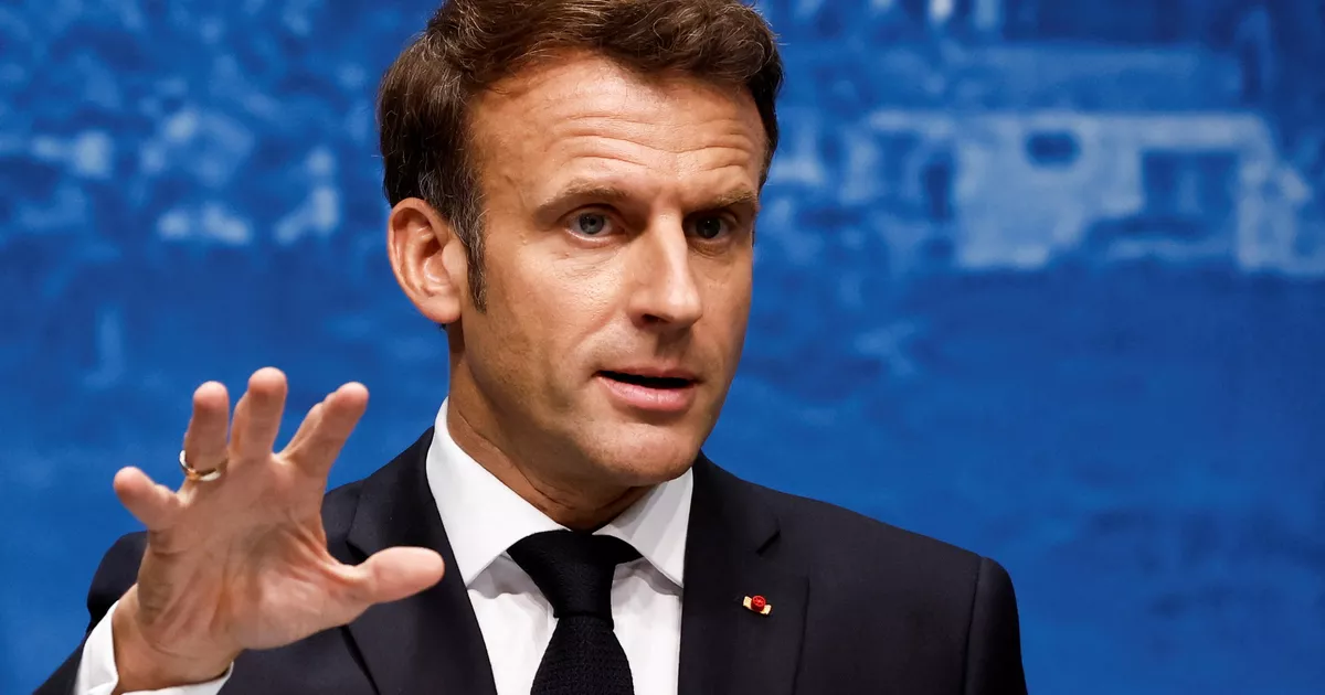 Homme en costume sombre prenant la parole devant un fond bleu, illustration d’un article sur le malaise signalé au GSPR et la protection du président de la République.