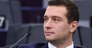 Portrait d’un responsable politique du Rassemblement national lors d’une séance institutionnelle, illustration d’un article sur les tensions entre Jordan Bardella et Marine Le Pen avant la présidentielle 2027.