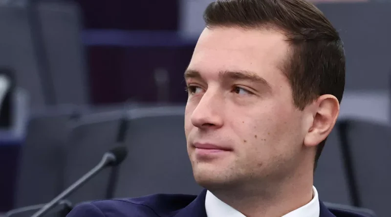 Portrait d’un responsable politique du Rassemblement national lors d’une séance institutionnelle, illustration d’un article sur les tensions entre Jordan Bardella et Marine Le Pen avant la présidentielle 2027.