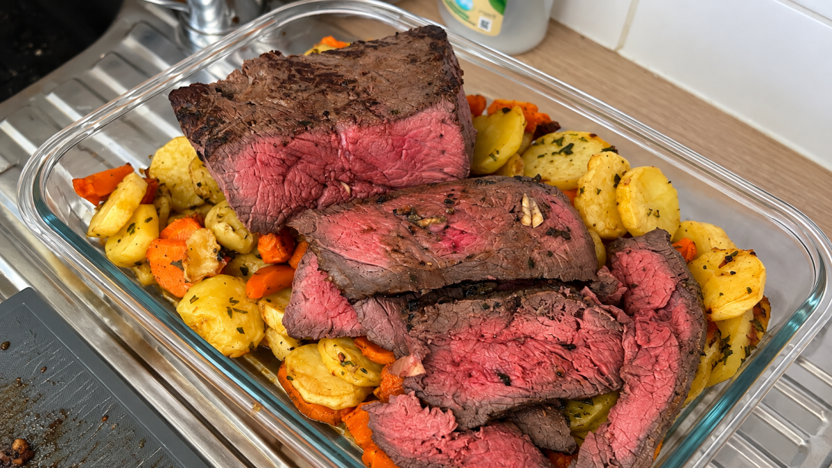 Rôti de bœuf saignant au Air Fryer avec pommes de terre et carottes rôties