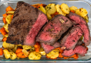 Rôti de bœuf saignant au Air Fryer accompagné de pommes de terre et de carottes rôties