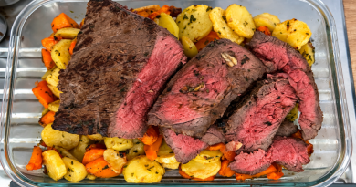 Rôti de bœuf saignant au Air Fryer accompagné de pommes de terre et de carottes rôties