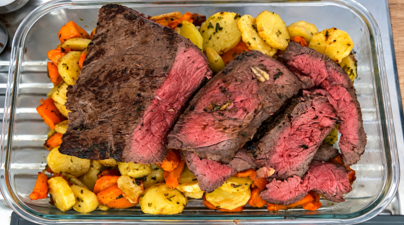 Rôti de bœuf saignant au Air Fryer accompagné de pommes de terre et de carottes rôties