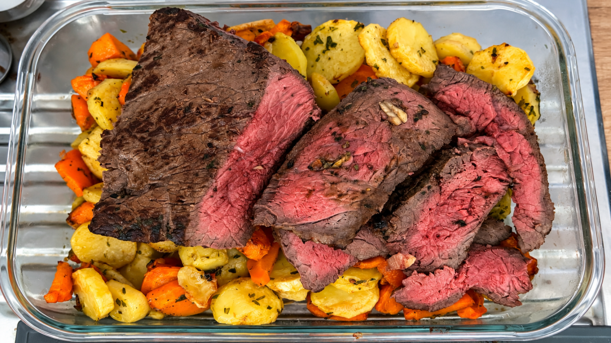 Rôti de bœuf saignant au Air Fryer accompagné de pommes de terre et de carottes rôties