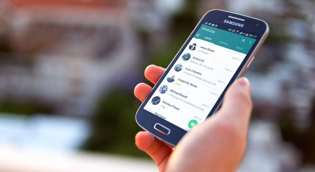 Ancien smartphone Samsung affichant WhatsApp, illustration des téléphones Android devenus incompatibles avec l’application en 2026.
