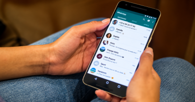 Personne utilisant WhatsApp sur un smartphone Android, illustration des changements de compatibilité de WhatsApp avec les anciens téléphones en 2026.