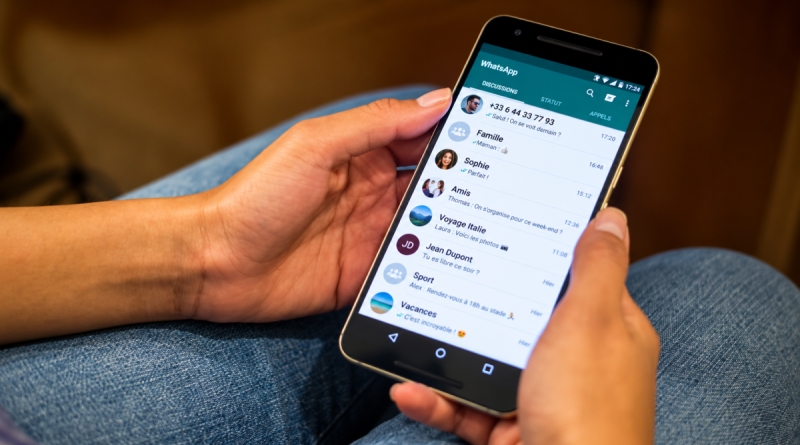 Personne utilisant WhatsApp sur un smartphone Android, illustration des changements de compatibilité de WhatsApp avec les anciens téléphones en 2026.