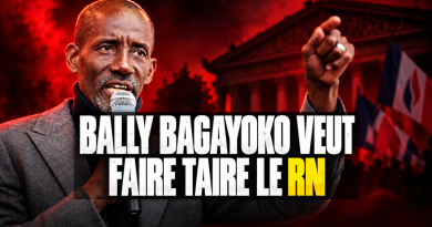 Bally Bagayoko, maire LFI de Saint-Denis, s’exprime au micro, le poing levé, sur un montage rouge et noir évoquant sa volonté de priver le RN de parole dans les médias.