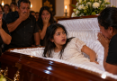 Une adolescente de 15 ans se réveille dans son cercueil au Guatemala, sous les regards stupéfaits de sa famille réunie pour une veillée funèbre. Vêtue d'une robe blanche, la jeune fille se redresse dans un cercueil en bois ouvert, entourée de proches bouleversés, les mains devant la bouche. Reconstitution de l'histoire de Yuleidy Ixcotoyac, présumée morte après un malaise et ayant repris connaissance plusieurs heures plus tard.