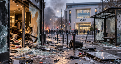 Illustration générée par intelligence artificielle représentant une rue française après des dégradations urbaines, avec une vitrine de magasin brisée, un abribus vandalisé, des débris sur la chaussée et un bâtiment de la CAF en arrière-plan. L'image illustre le projet du gouvernement visant à renforcer la responsabilité financière des casseurs et des pilleurs, notamment par des mesures concernant certaines prestations sociales.