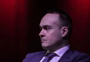 Christopher Szczurek, sénateur du Rassemblement national du Pas-de-Calais, photographié de profil lors d’un événement politique à Hénin-Beaumont. L’élu RN a été désigné pour exercer une vice-présidence tournante du Sénat, une première historique pour le Rassemblement national sous la Ve République.