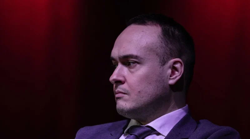 Christopher Szczurek, sénateur du Rassemblement national du Pas-de-Calais, photographié de profil lors d’un événement politique à Hénin-Beaumont. L’élu RN a été désigné pour exercer une vice-présidence tournante du Sénat, une première historique pour le Rassemblement national sous la Ve République.