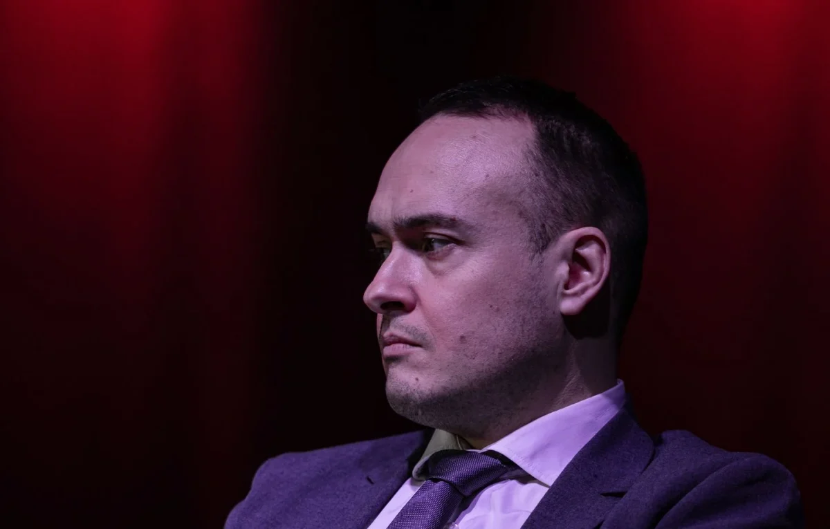Christopher Szczurek, sénateur du Rassemblement national du Pas-de-Calais, photographié de profil lors d’un événement politique à Hénin-Beaumont. L’élu RN a été désigné pour exercer une vice-présidence tournante du Sénat, une première historique pour le Rassemblement national sous la Ve République.