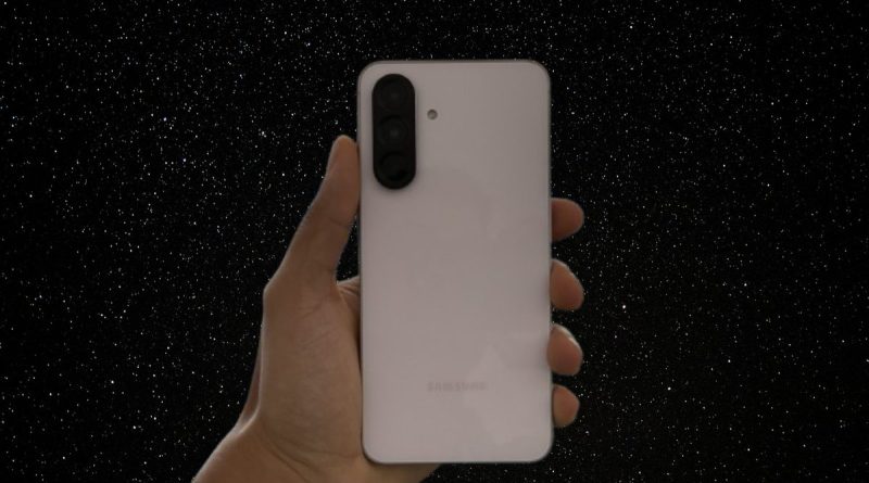 Comparatif des Samsung Galaxy A26 5G, Galaxy A36 5G et Galaxy A56 5G montrant les trois smartphones côte à côte pour comparer leur écran, batterie, appareil photo, performances et stockage.