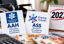 Illustration de la fin du cumul entre l'allocation aux adultes handicapés (AAH) et l'allocation de solidarité spécifique (ASS) au 1er janvier 2027. Sur un bureau, deux documents représentant la CAF et France Travail sont accompagnés de billets en euros, d'une calculatrice et d'un calendrier affichant 2027. Un fauteuil roulant apparaît en arrière-plan, symbolisant les personnes en situation de handicap concernées par cette mesure qui pourrait entraîner une baisse importante de leurs revenus.