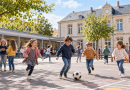Illustration d'une cour d'école à Rennes où des enfants jouent pendant la récréation. Un ancien agent municipal, se faisant passer pour un YouTubeur, a été condamné pour corruption de mineur après avoir proposé à des enfants des défis consistant notamment à lécher leurs chaussures et à leur demander d'uriner dans sa bouche. Copier