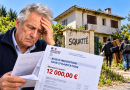 Un retraité au visage inquiet examine un avis d'imposition de taxe d'habitation affichant un montant de 12 000 euros. Derrière lui, une maison dégradée porte l'inscription « Squatté » sur son mur, tandis que deux personnes transportant des affaires se dirigent vers la propriété. Image illustrant l'affaire d'un retraité d'Anglet, expulsé de sa maison familiale, ensuite occupée par des squatteurs, et confronté à une réclamation fiscale de 12 000 euros.
