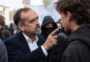 Robert Ménard face à un jeune manifestant lors d’une mobilisation lycéenne à Béziers, dans une scène tendue au milieu d’un rassemblement.