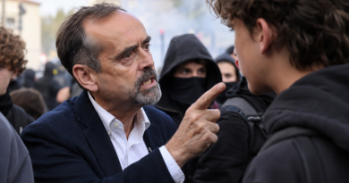 Robert Ménard face à un jeune manifestant lors d’une mobilisation lycéenne à Béziers, dans une scène tendue au milieu d’un rassemblement.