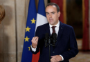 Sébastien Lecornu lors d'une prise de parole officielle devant les drapeaux français et européen, derrière deux microphones. Le Premier ministre a annoncé des mesures visant à réduire le prix du gazole de 12 à 18 centimes par litre et à éviter une hausse des tarifs de l'électricité durant l'hiver 2026-2027.