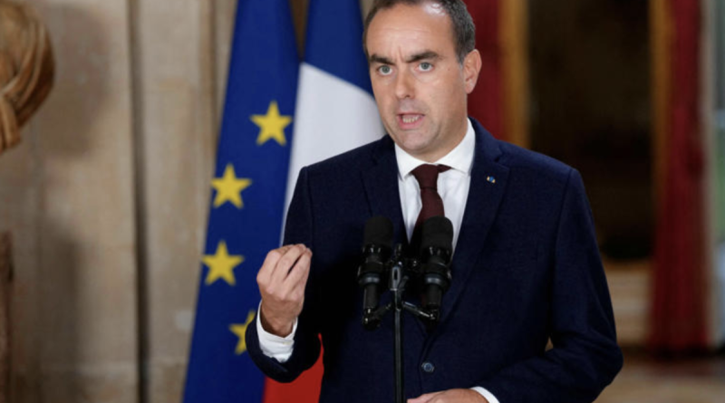 Sébastien Lecornu lors d'une prise de parole officielle devant les drapeaux français et européen, derrière deux microphones. Le Premier ministre a annoncé des mesures visant à réduire le prix du gazole de 12 à 18 centimes par litre et à éviter une hausse des tarifs de l'électricité durant l'hiver 2026-2027.