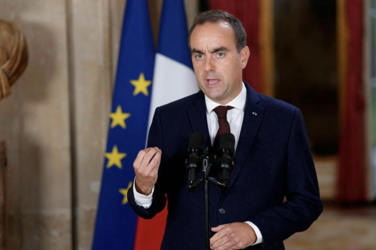 Sébastien Lecornu lors d'une prise de parole officielle devant les drapeaux français et européen, derrière deux microphones. Le Premier ministre a annoncé des mesures visant à réduire le prix du gazole de 12 à 18 centimes par litre et à éviter une hausse des tarifs de l'électricité durant l'hiver 2026-2027.